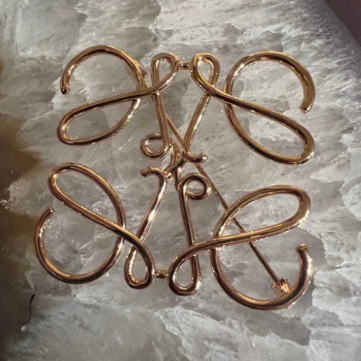 【新品大人気】LOEWE アナグラムブローチ　ローズゴールド