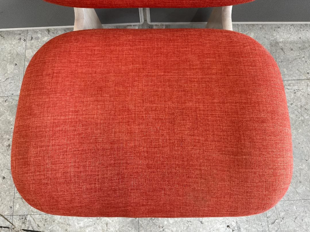 ニトリ　ダイニングチェア　リラックスワイド　オレンジ