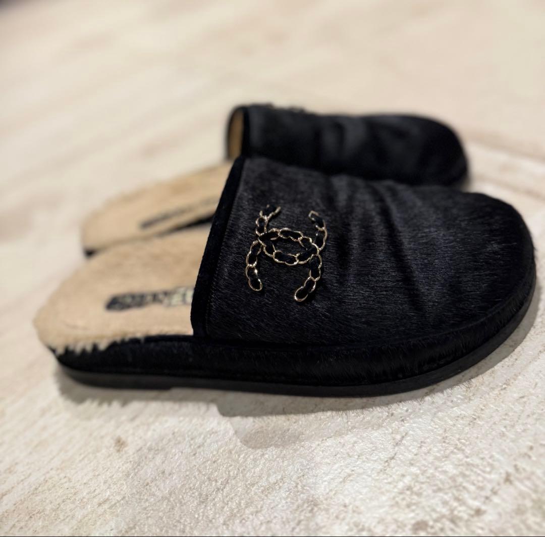 CHANEL ブラックファーミュール