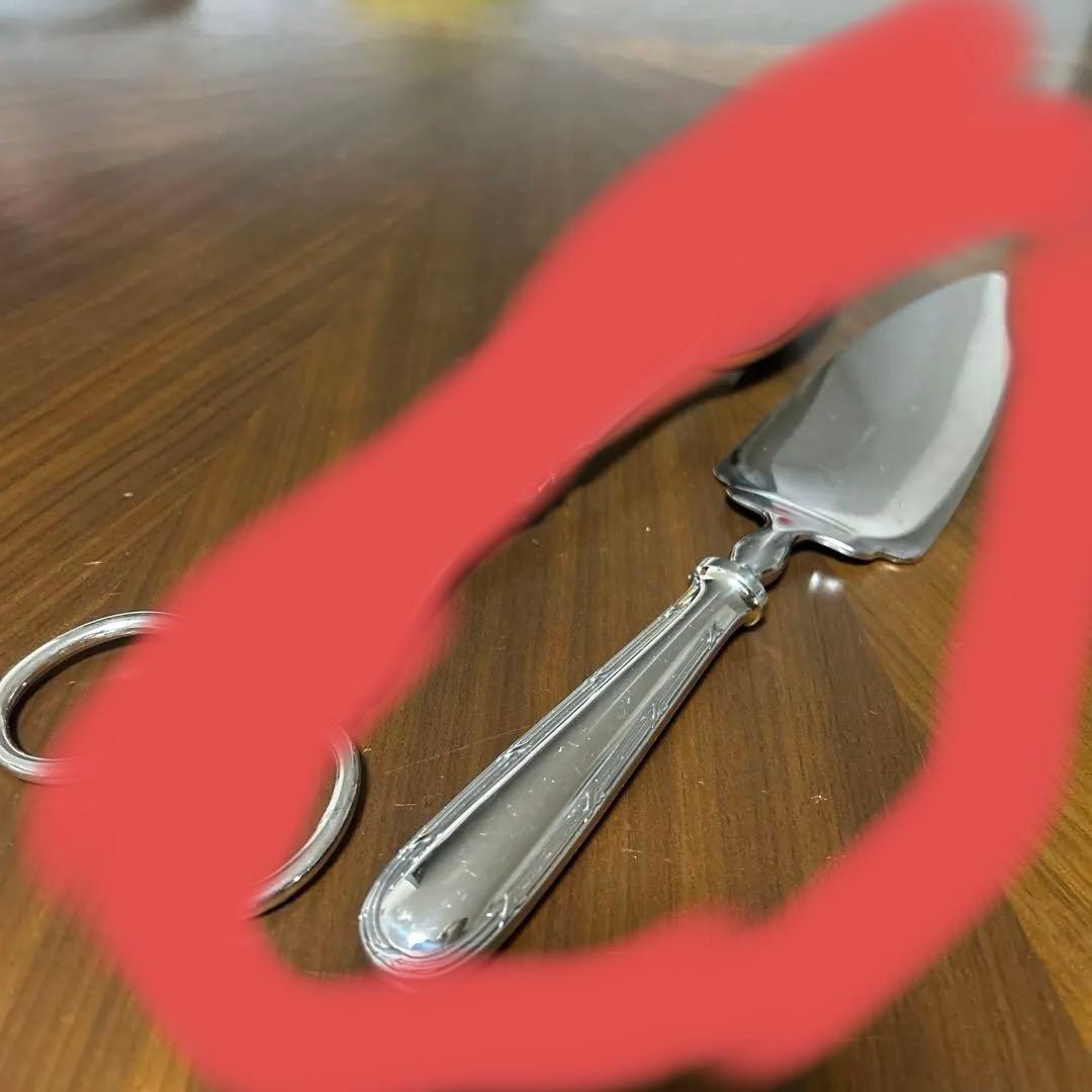 ステンレススチール製ケーキサーバーとトング