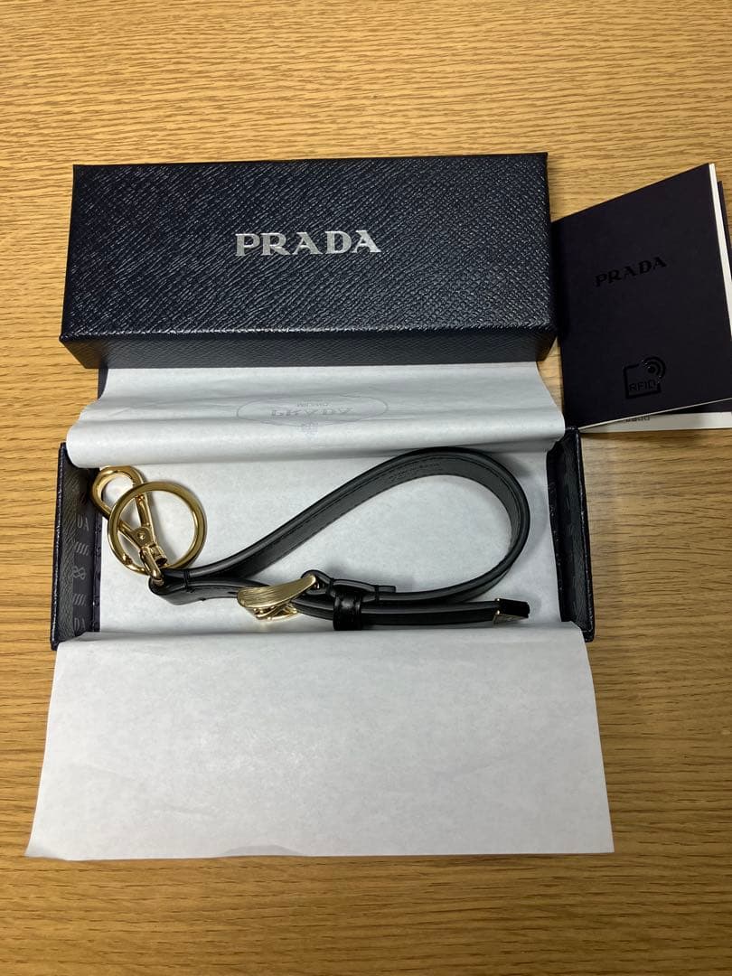 【新品・未使用】PRADA レザーキーホルダー ブラック
