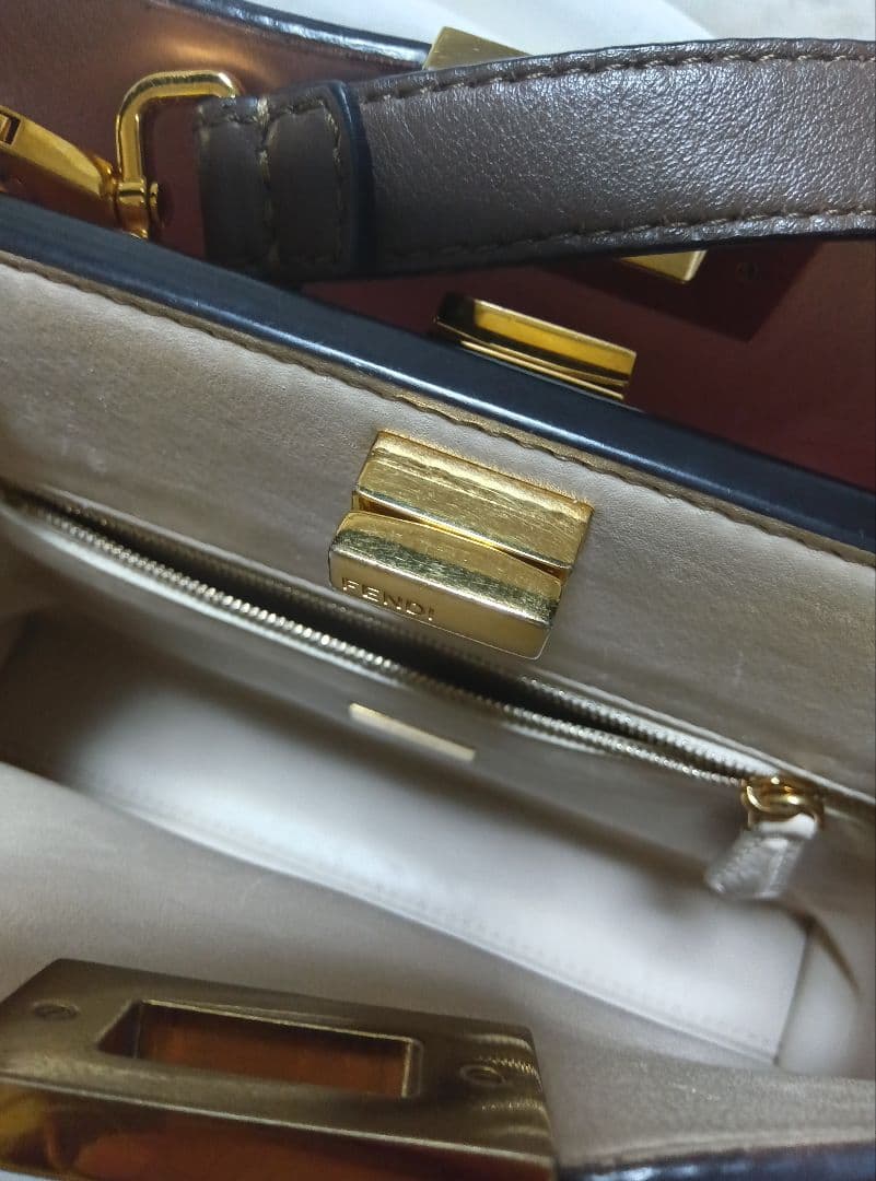 ピーカブー　アイコニック　エッセンシャリー