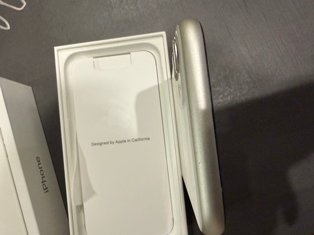 iPhone11 本体　ホワイト　128G