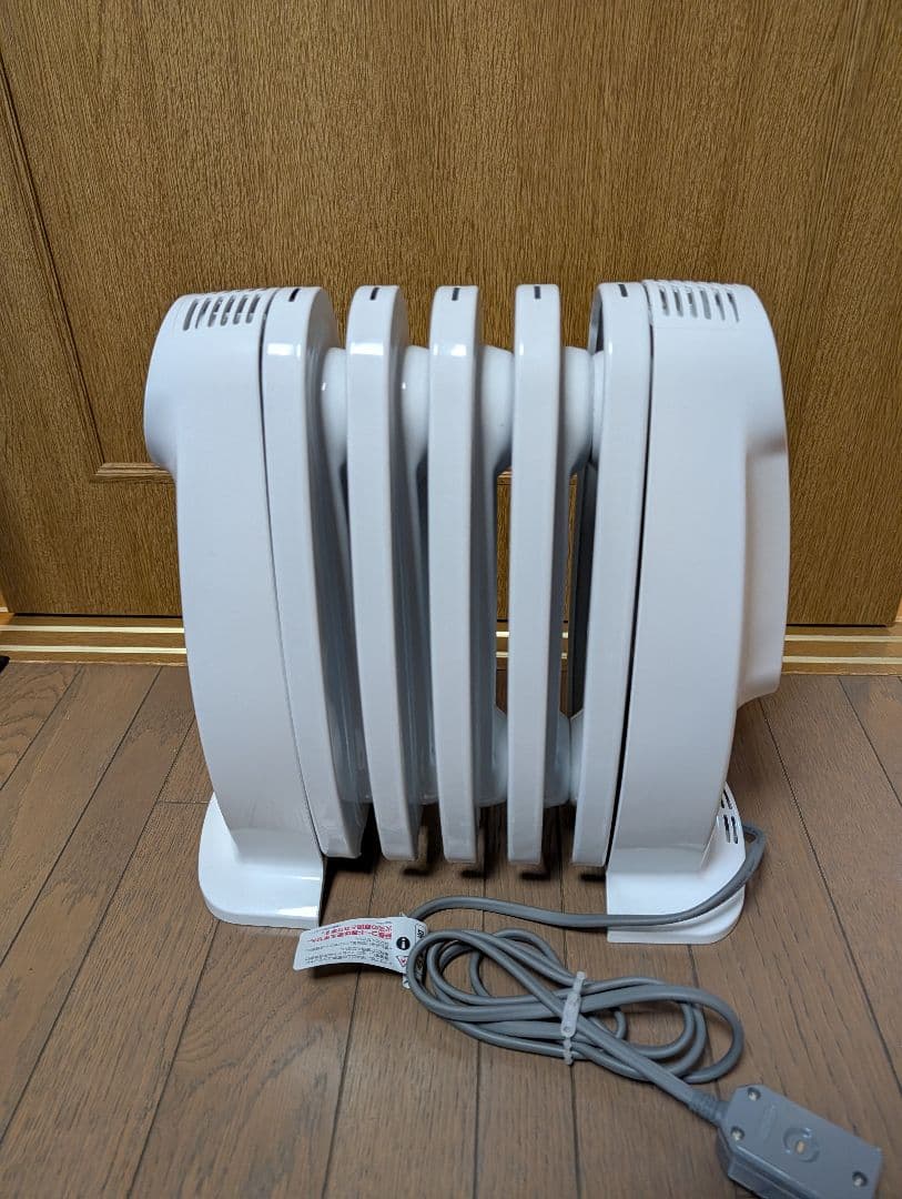 【送料無料】デロンギ　小型オイルヒーター NJ0505E ～3畳用