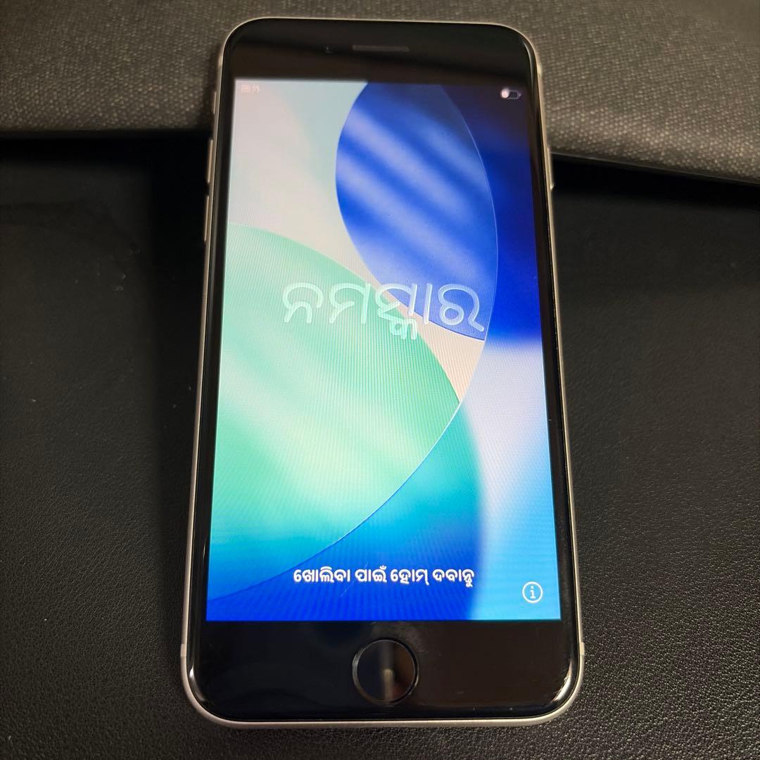 Apple iPhone SE 第3世代 ホワイト 64GB 本体　ケース付き