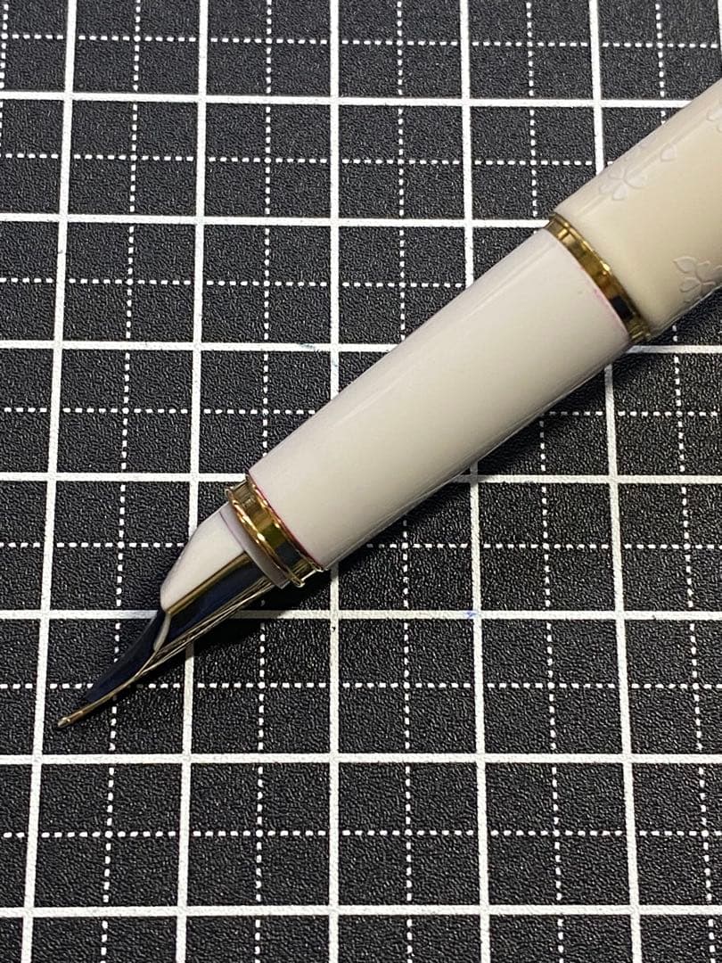 PILOT LADY WHITE SAKURA 万年筆　字幅F