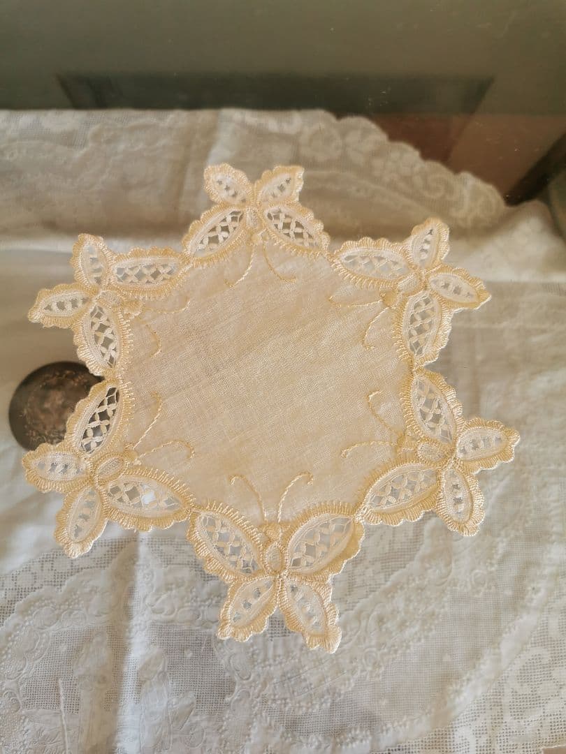 アンティーク シルク イタリア/イギリス 美しいバタフライ刺繍 星花型ドイリー