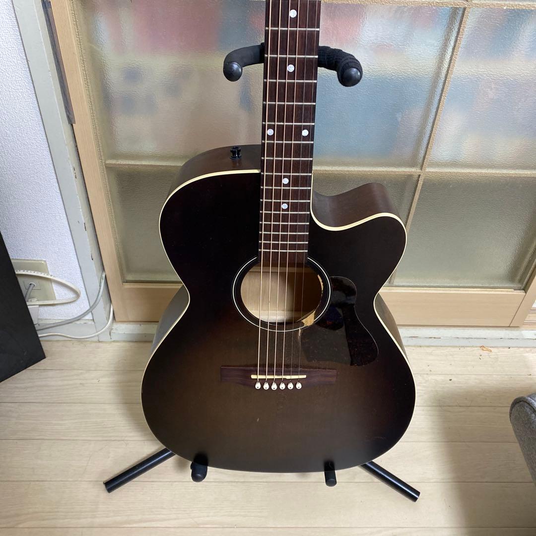 Art & Lutherie Legacyカッタウェイ バーボンバースト