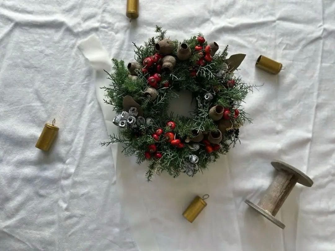 深い森の針葉樹香るたくさんの実物のリース