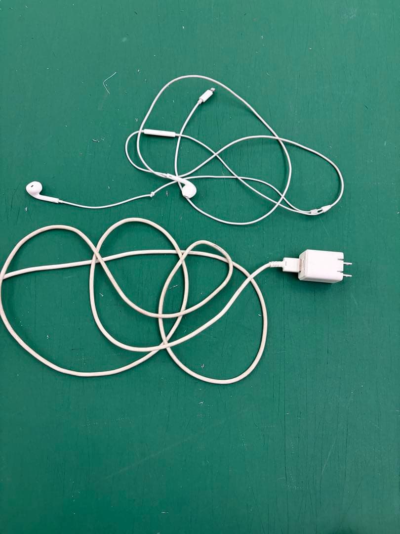 Apple iPhone 14 256GB本体 レッド　充電器とイアホン付き