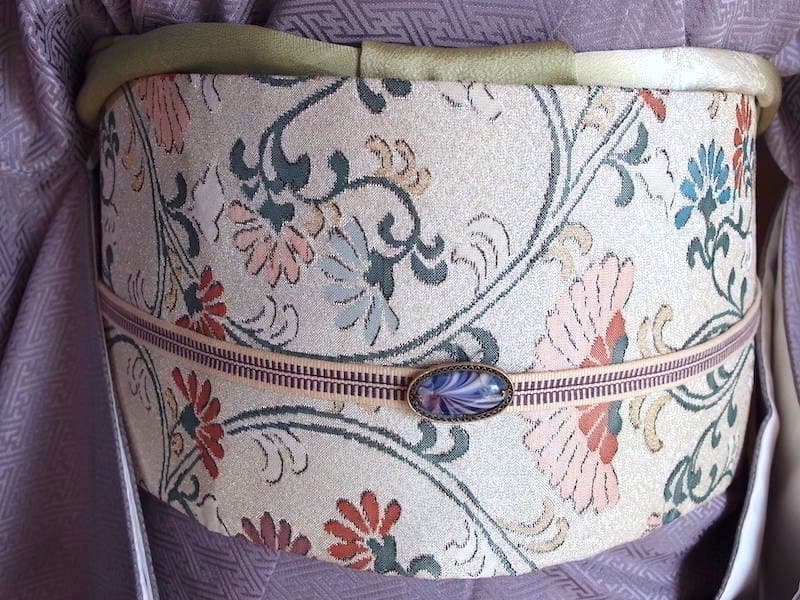 織りの九寸名古屋帯（アラベスク花唐草文）薄くキラリと　正絹美品