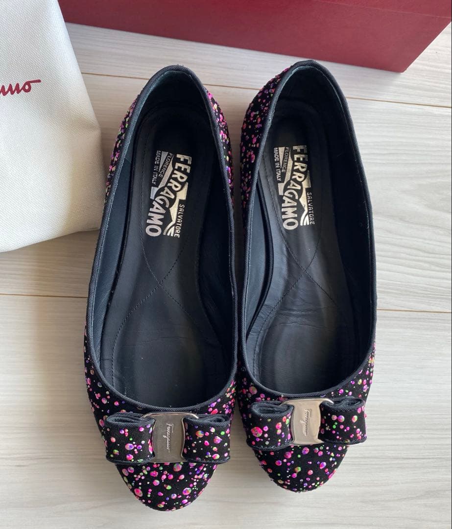 美品　フェラガモ フラットシューズ　VARINA 黒　ヴァリナ　バレエ