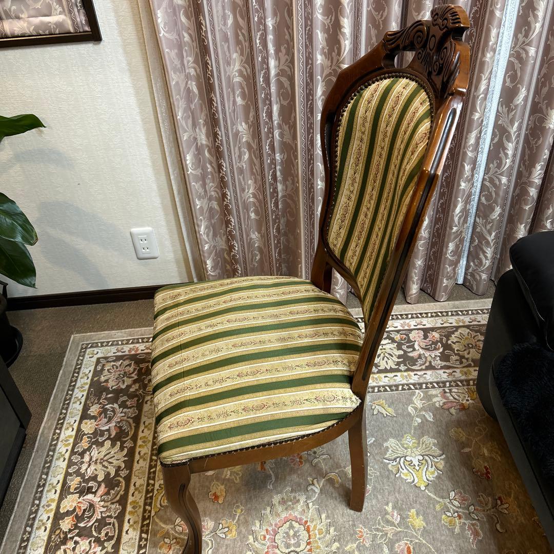 クラシックスタイルのダイニングチェア