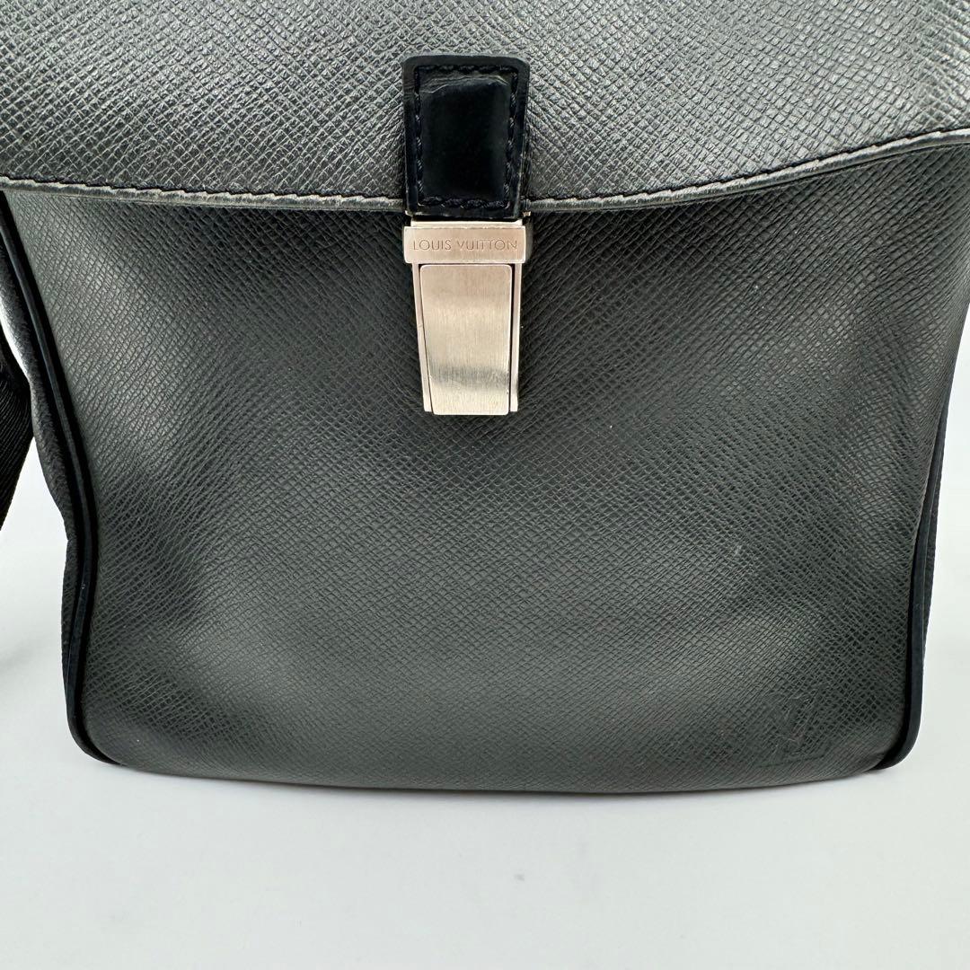 LOUIS VUITTON タイガ　メッセンジャーバッグ　ブラック　レザー