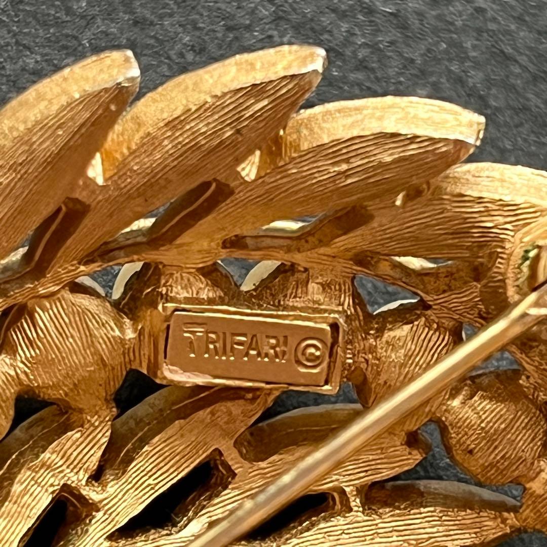 美品　CROWN TRIFARI パールとリーフのブローチ