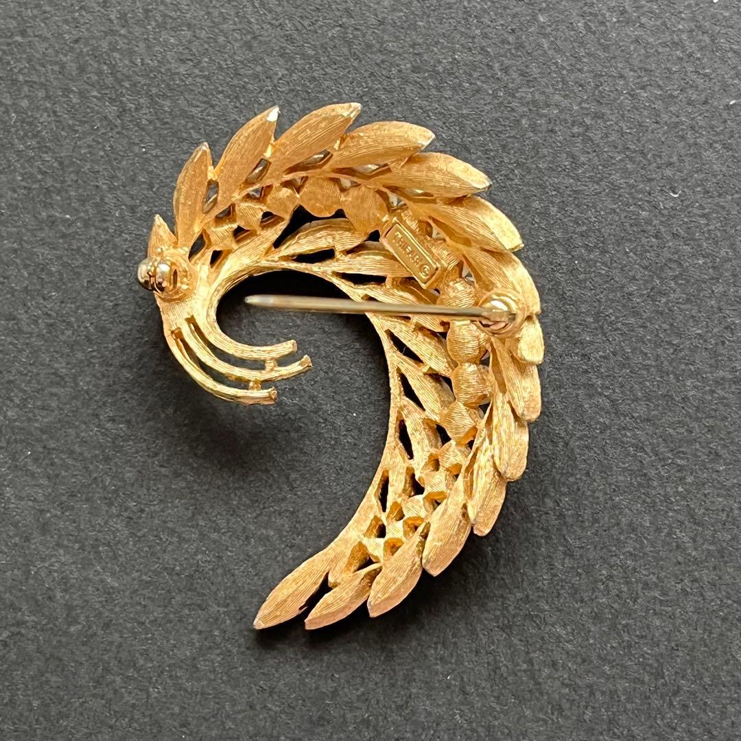 美品　CROWN TRIFARI パールとリーフのブローチ