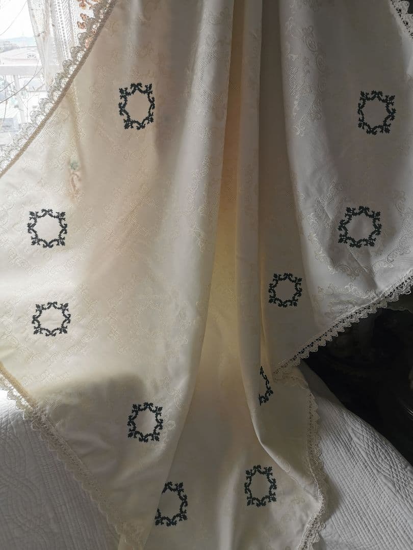 ヴィンテージドイツ 光沢ダマスク織 緑のリース刺繍 装飾リボン付きラージクロス