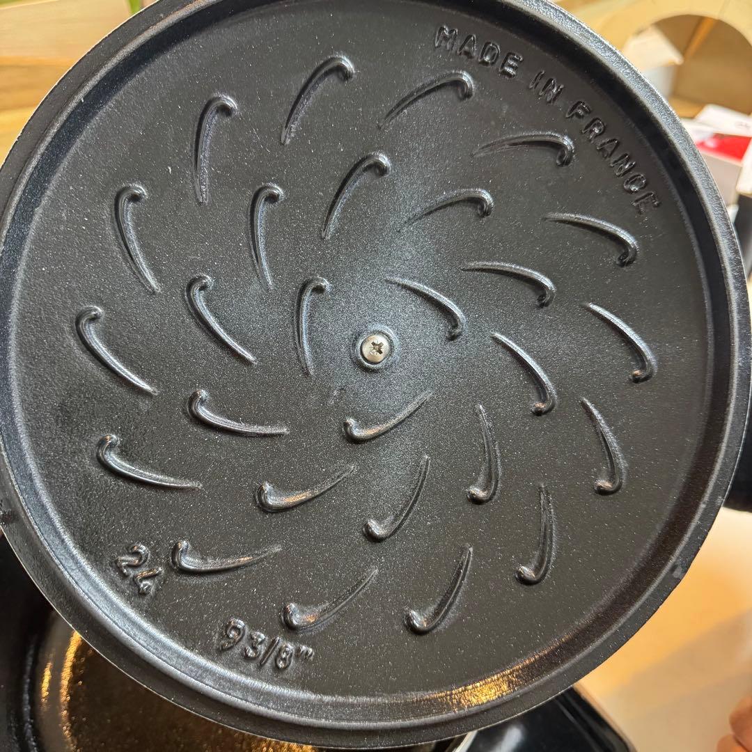 ストウブ ブレイザーソテーパン24㎝ スノーフレーク アニマルノブチキン付き