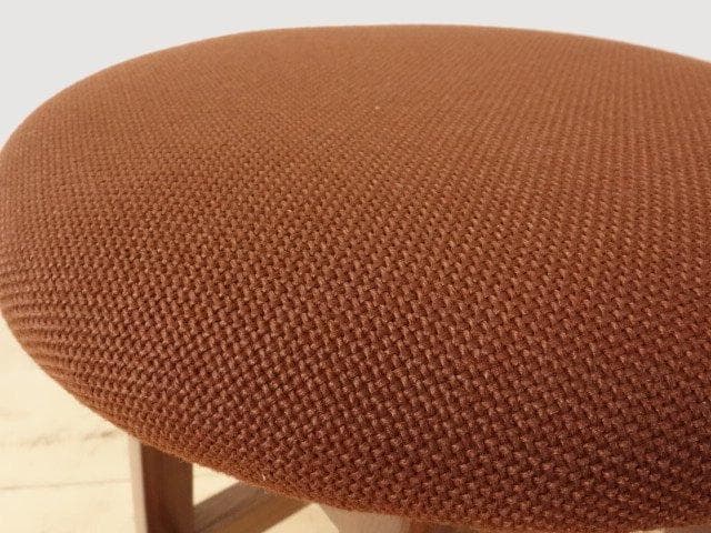 北海道手作り家具　ウォールナット材　スツール　座面布座（茶色）