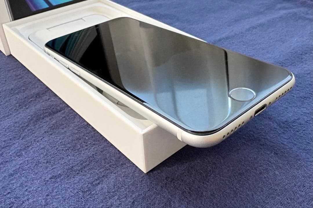 【極美品】Apple iPhone SE (第2世代) ホワイト 箱・付属品付き