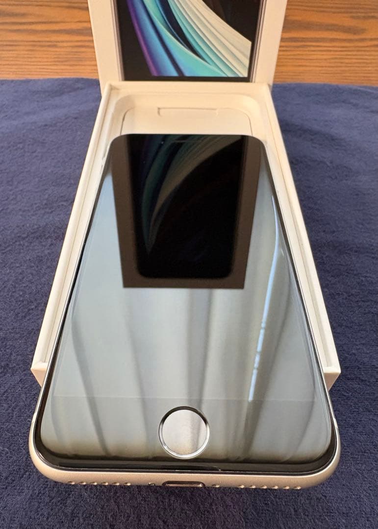 【極美品】Apple iPhone SE (第2世代) ホワイト 箱・付属品付き