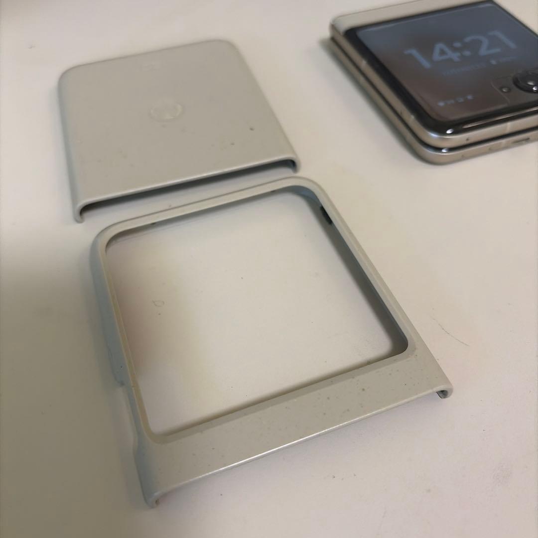 Motorola razr シルバー 6.2インチ折りたたみ式　本体のみ