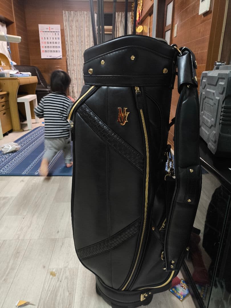 ゴルフクラブセットと黒のバッグ