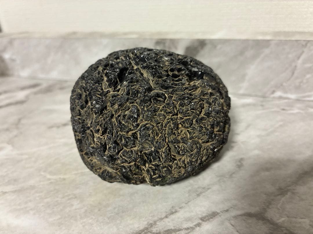 黒い自然石の丸い置物