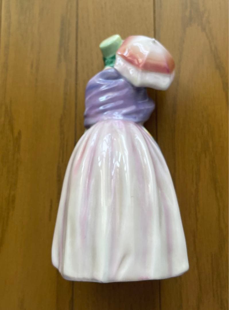 ロイヤルドルトン　MISS DEMURE