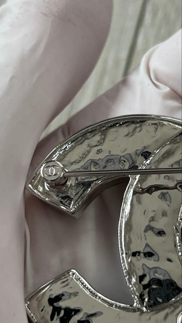 A*★様 CHANEL シルバーロゴブローチ