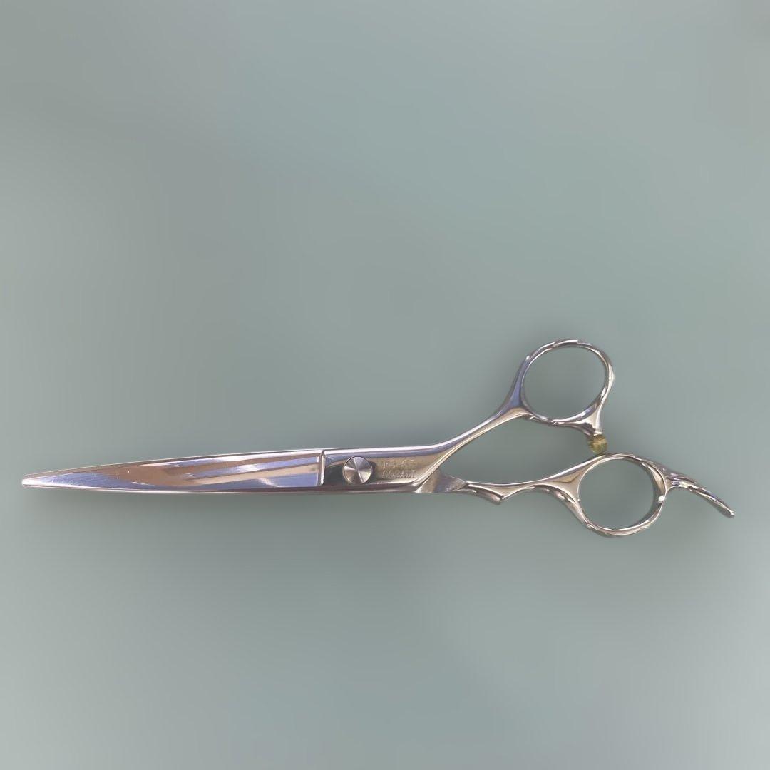 長さを感じさせない軽快さ一日中、疲れを忘れるオフセット設計 6,5インチシザー