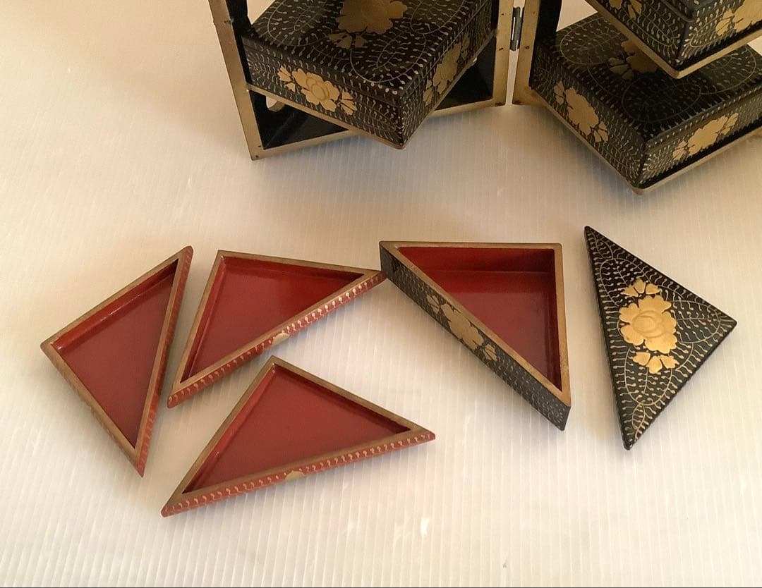 戦前の雛道具♪蒔絵三ツ葉盛上紋様手付き細工棚入御重箱♪金具にくすみ♪アンティーク