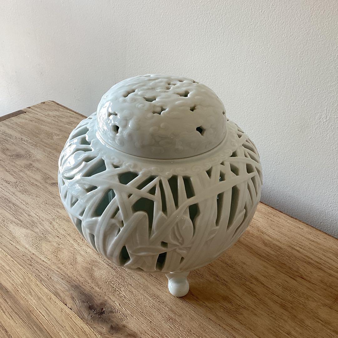 蘭透香爐　白磁の香炉　透かし彫り　三足　菖蒲　有田焼　深川製磁