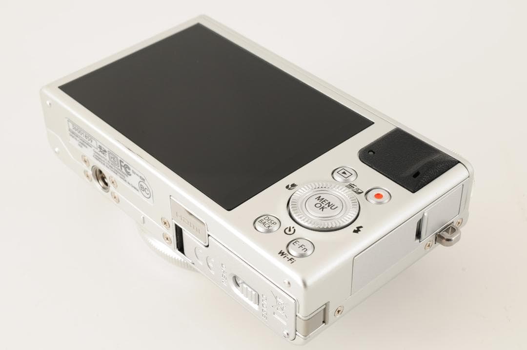 【美品 】 フジフイルム FUJIFILM XQ1 シルバー コンパクトカメラ