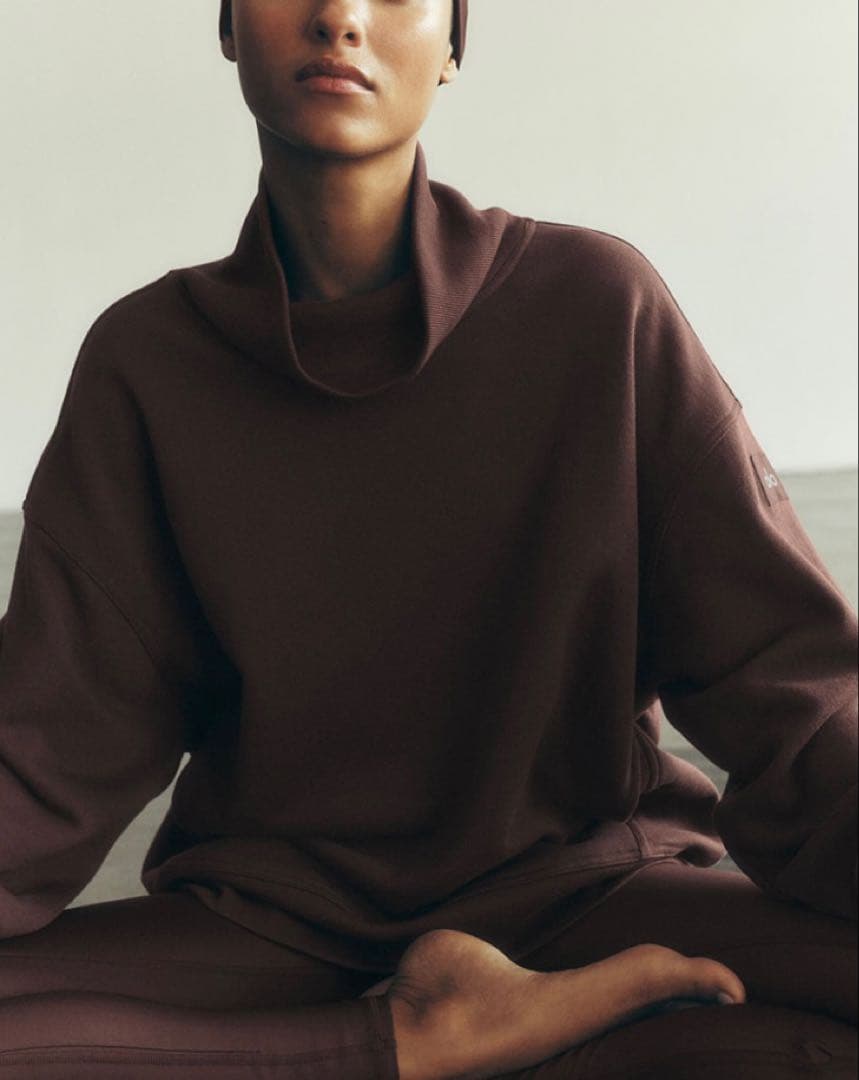 Alo Yoga ヘイジーモックネック　プルオーバー