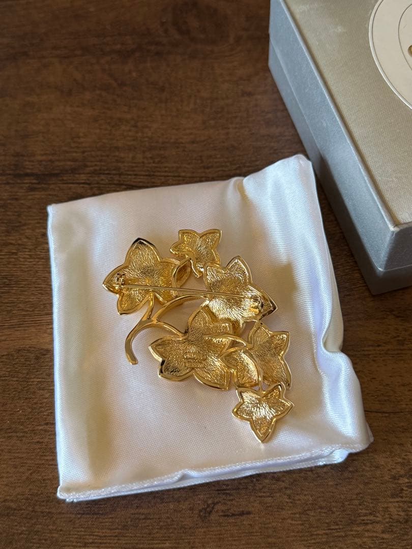 Christian Dior 葉っぱ　リーフ　ブローチ　vintage
