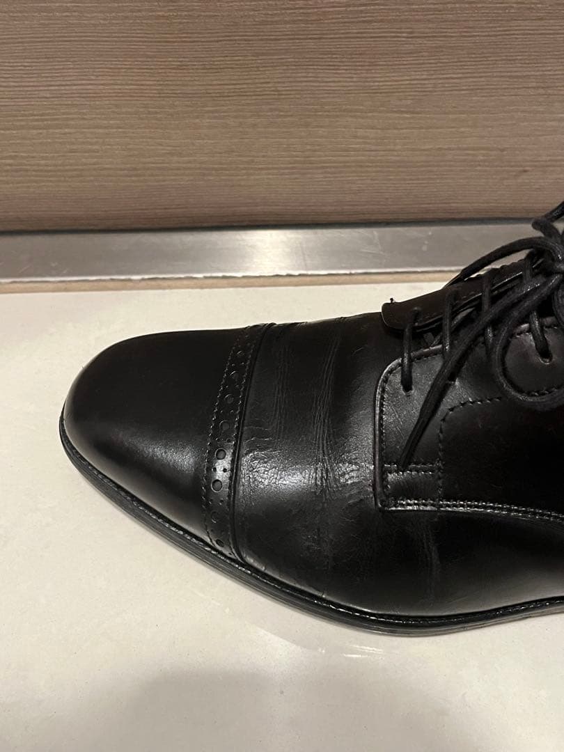 トリッカーズの外羽根ストレートチップ