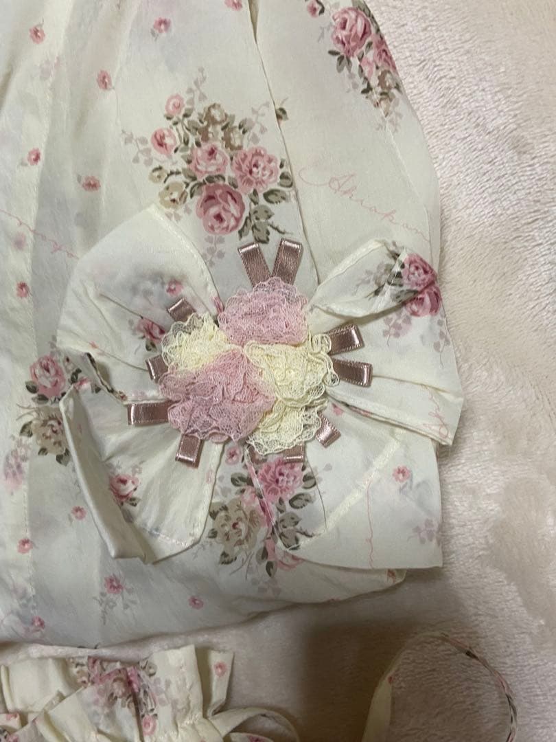 アキアカネ花柄フリル付きアイボリーレインコート