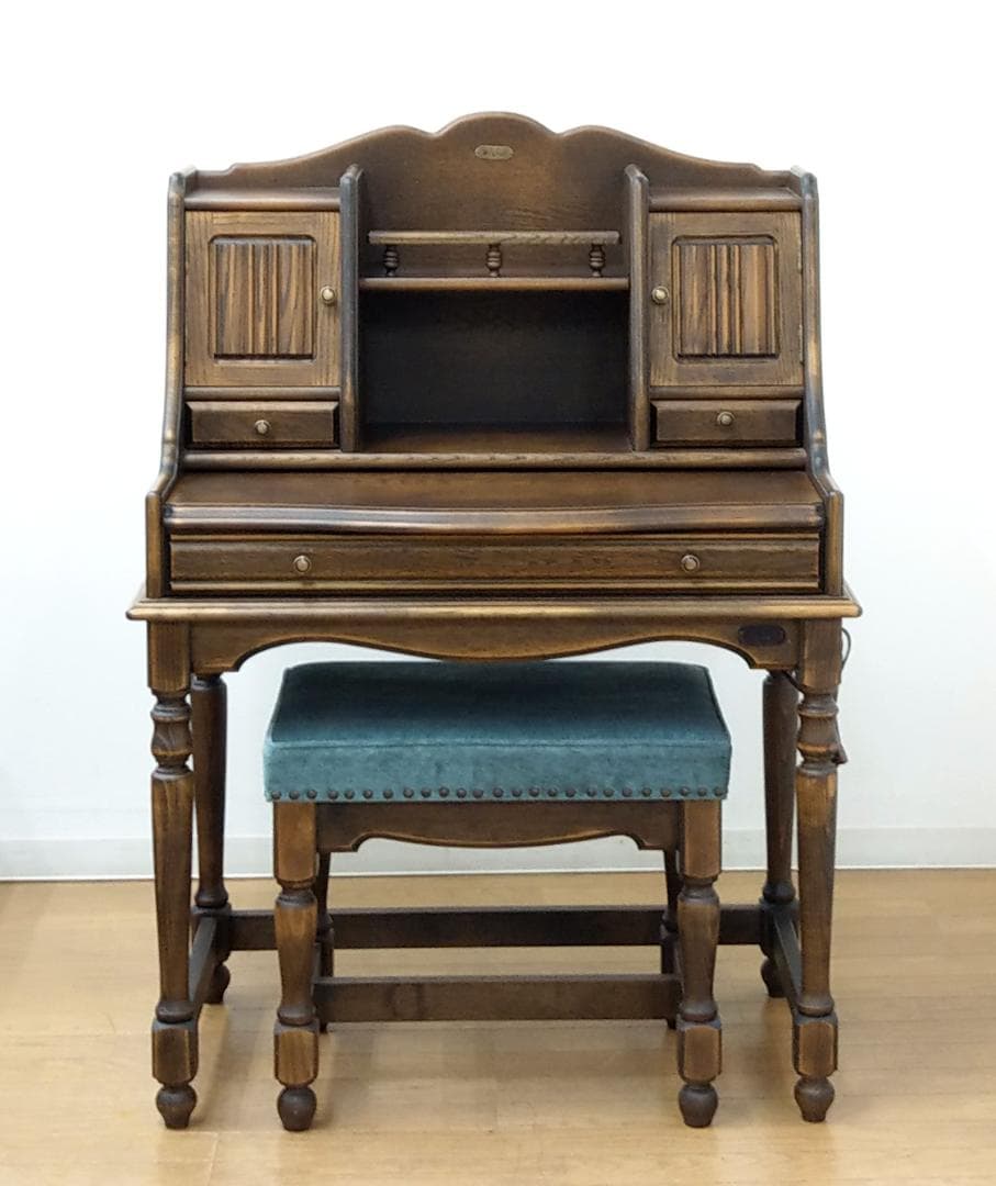 美品 英国 アンティークデザイン BRIGHTON ドレッサー 鋲打スツール