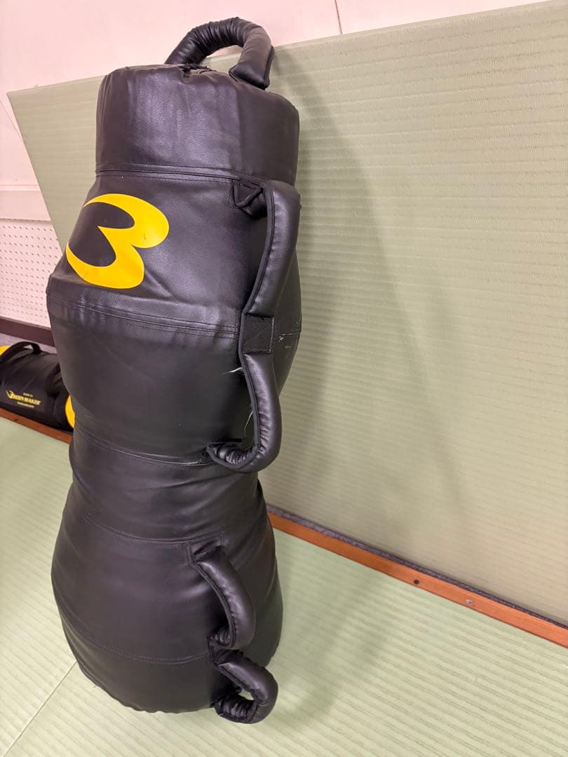 黒いキックミット 持ち手付き