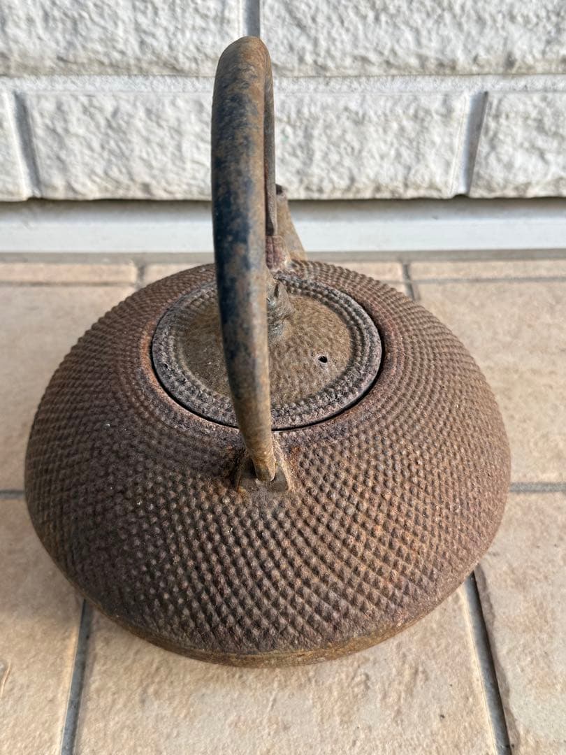 鉄製茶色丸型鉄瓶 取っ手付き