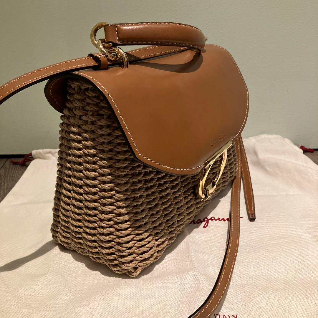 美品　フェラガモ　カゴバック