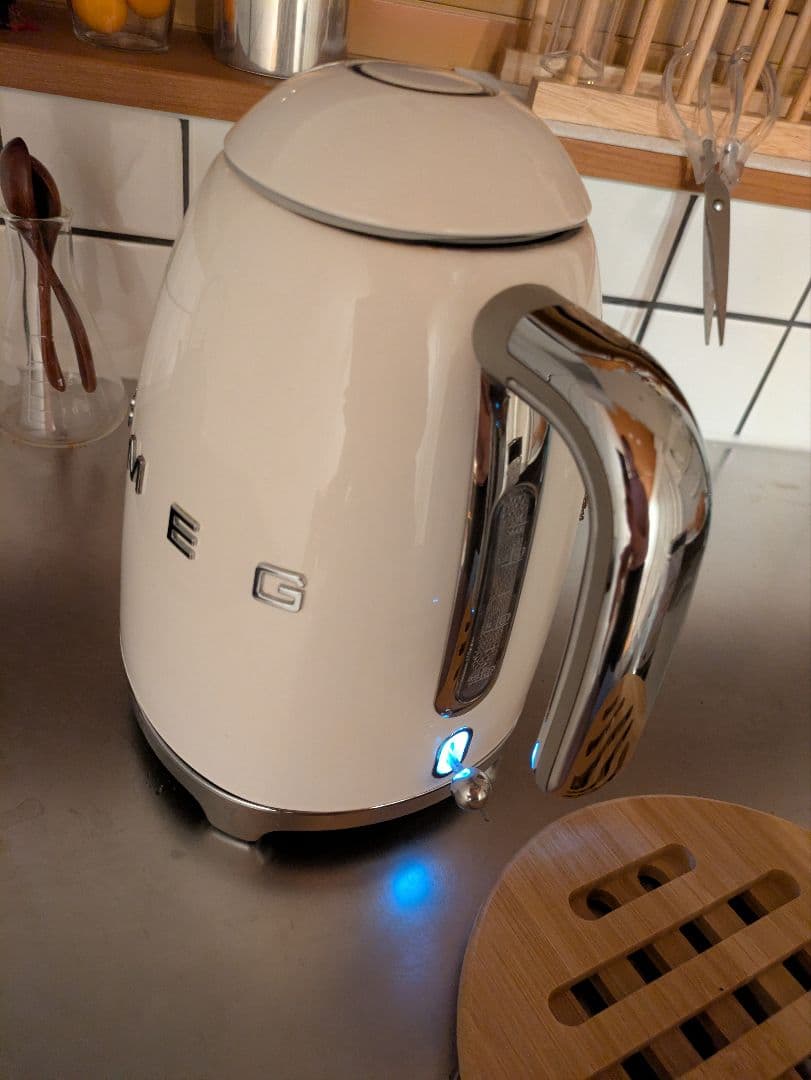 SMEG ホワイト電気ケトル 1.7L
