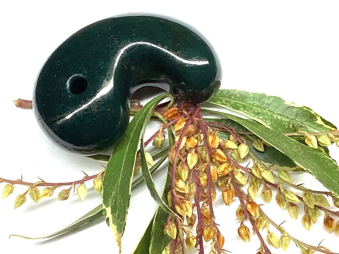 ✳摩訶不思議な力　特大出雲石勾玉【碧玉】赤い鉄分浮かぶ濃厚な結晶　鑑別書付‼️