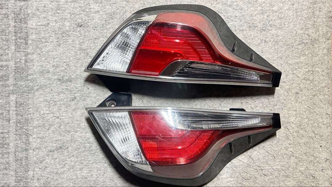 トヨタアクアNHP10中期左右テールランプ