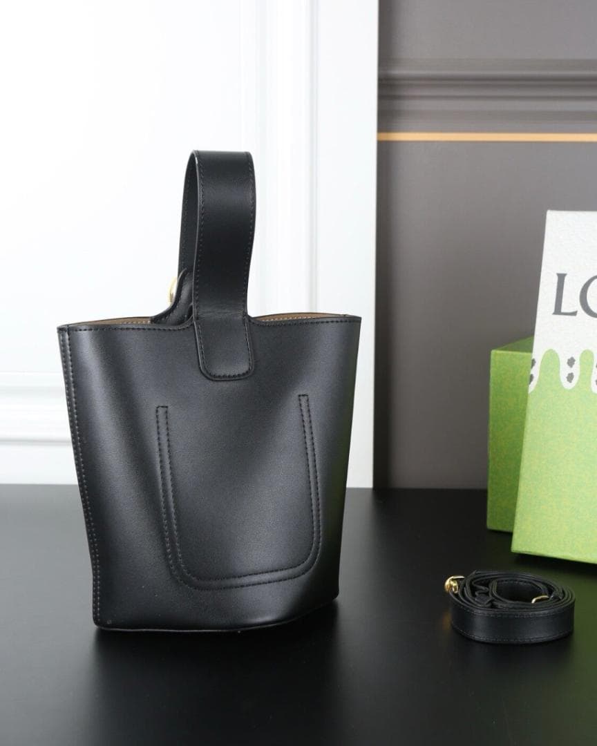 極美品！肩掛け　レザー　ショルダーバッグ　ブラック