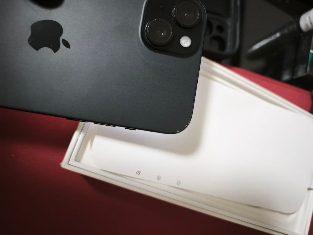 【美品】Apple iPhone 15 Plus 256GB ブラック おまけ付