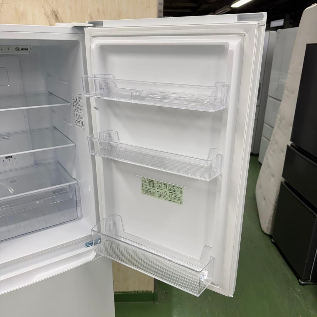 156 24年製　冷蔵庫　230L 200L強　小型　一人暮らし　右開きホワイト