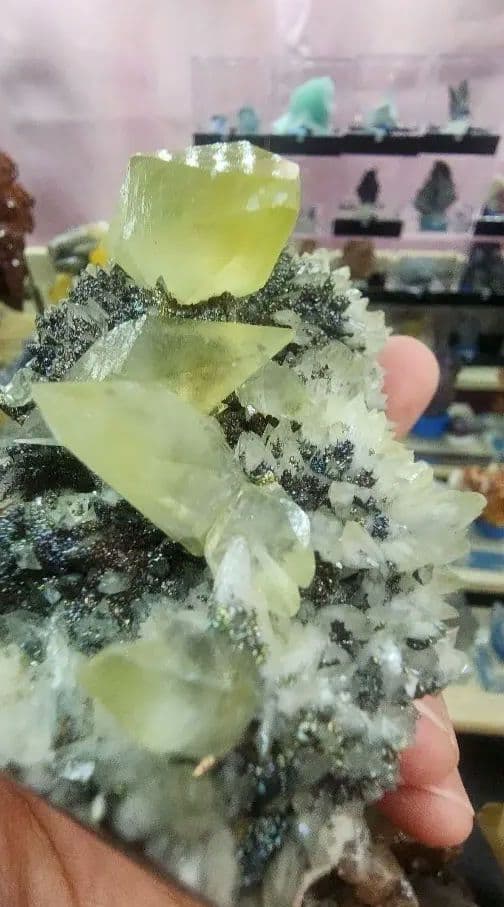 グリーンダイヤモンドカルサイト（クォーツ＆ヘマタイト母岩付き）