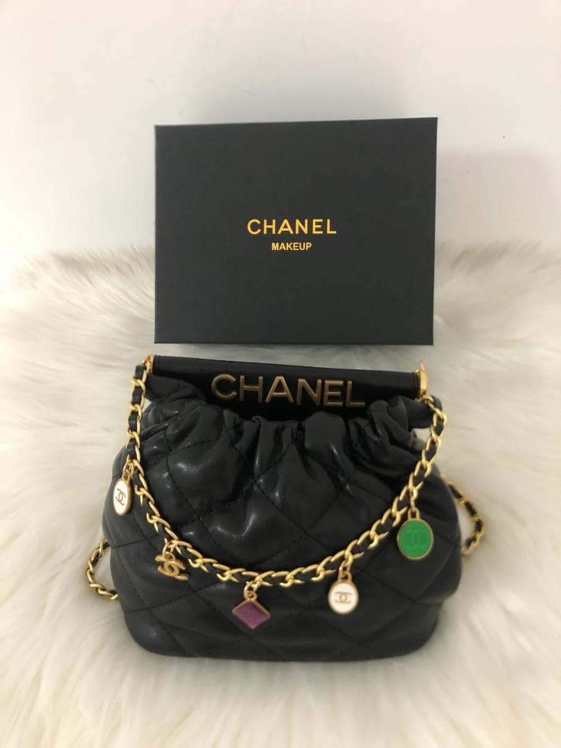 ブラック ショルダーバッグ レザー　多いロゴ　エレガント　女性　ノベルディー